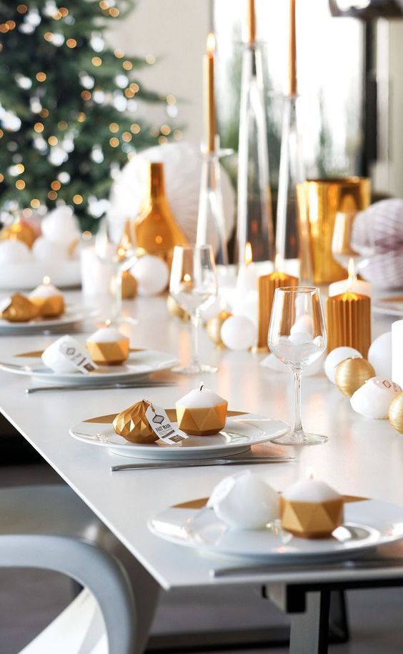 table decoration-christmas-gold-slitzer-candles
