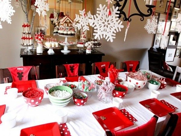 festive-tables-are-decorated-with-new-in-december-every-year