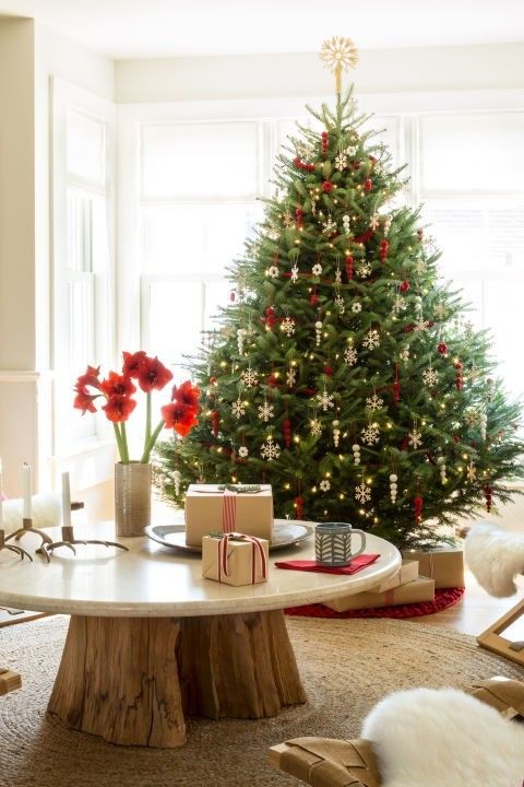 groser-weihnachtsbaum-dekoriert
