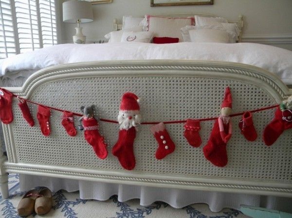 rote-strumpfe-und-weihnachtsfigurchen