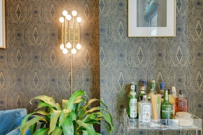 wall-lamp-modern-elegant-patterned-wallpaper