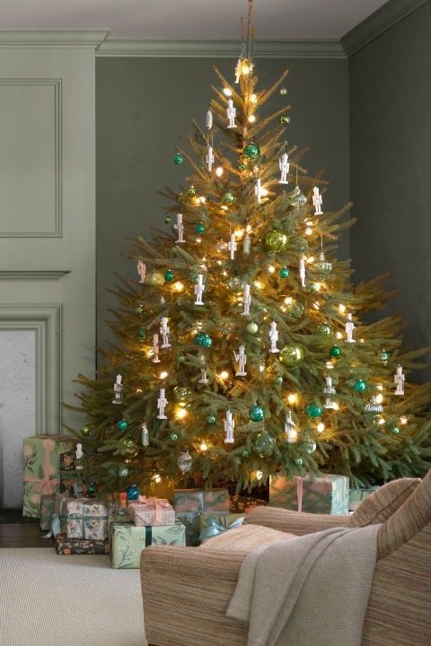 weihnachtsbaum-dekorieren
