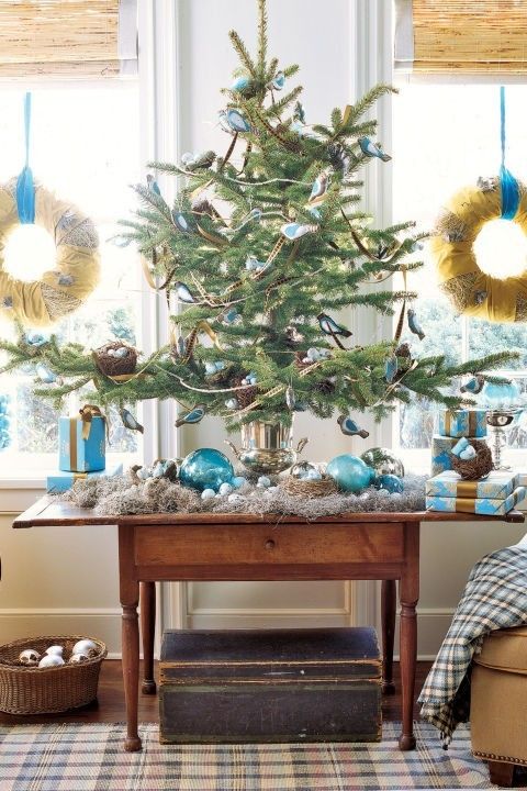 weihnachtsbaum-dekoriert-mit-weihnachtskugeln