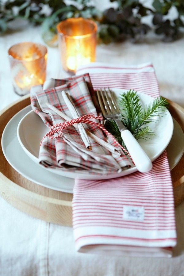 nice-place-setting-on-the-festively-decorated-christmas-table