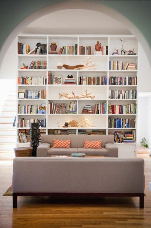 Bücherregal in elegantem Wohnzimmer