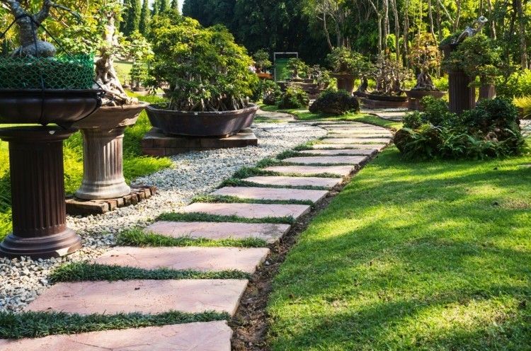 Gartenweggestaltung- große Natursteinplatten