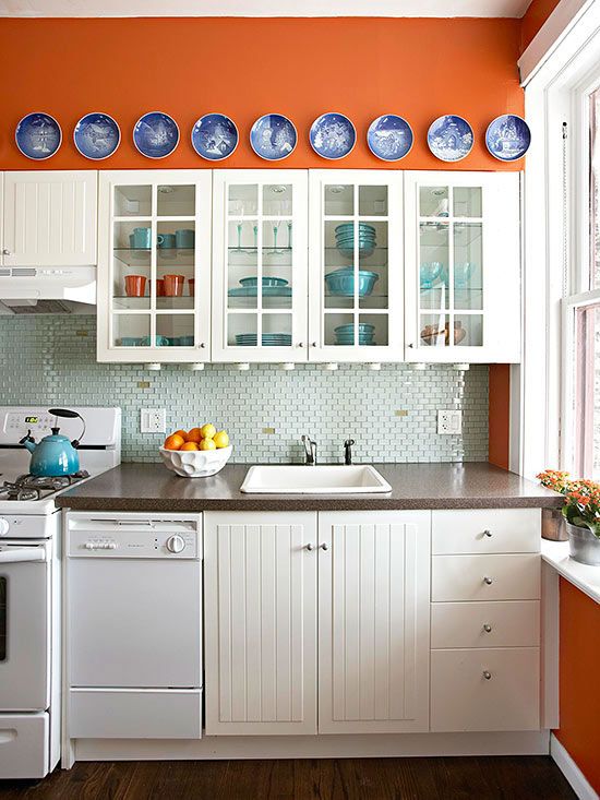 Küchenwände in gebranntem Orange - marineblauer Teller Wandschmuck