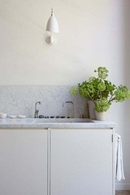 Minimalistische weiße Küche Spüle