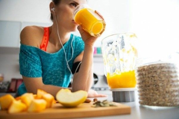 frisches Obst essen frisch gepresste Säfte Entschlackungskur gute Gesundheit