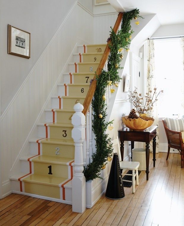 Staircases-decorated-christmas-green-twigs-hingucer