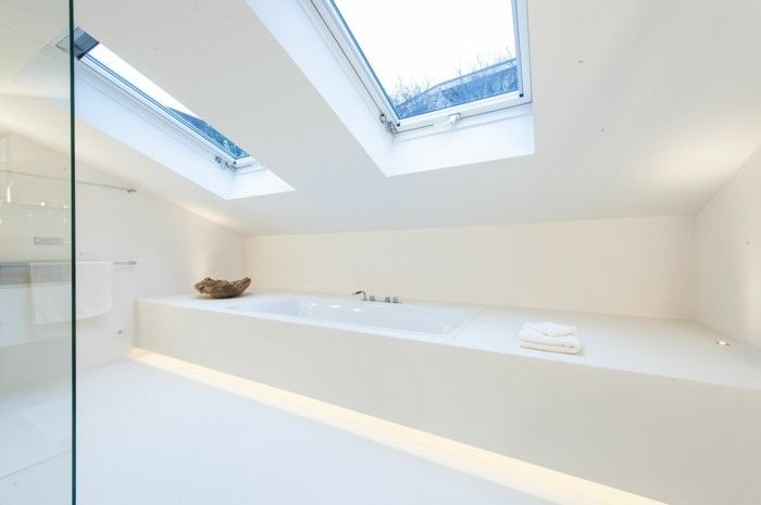 Badezimmer auf dem Dachboden weiß
