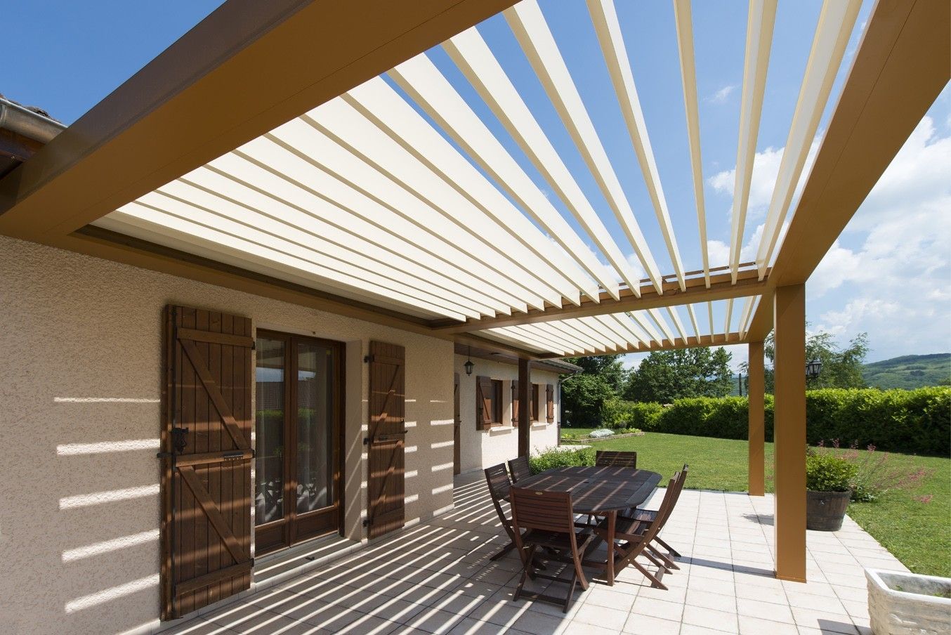 Pergola im Garten vereinbart ästhetische und praktische