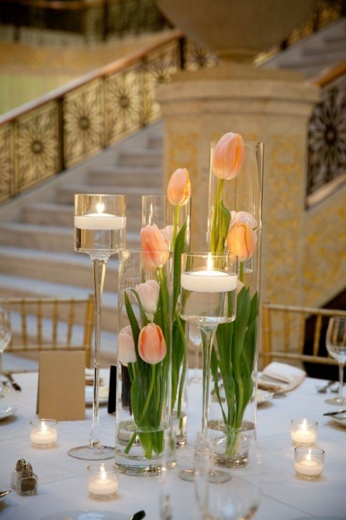 Tischdekoration mit Glasvasen schöne Tulpen Idee für Dekoration mit Blumen
