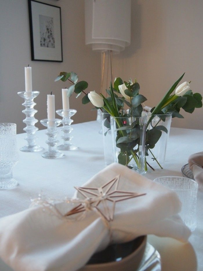 Tischdekoration weiße Tulpen Glasvase Idee für Dekoration mit Blumen
