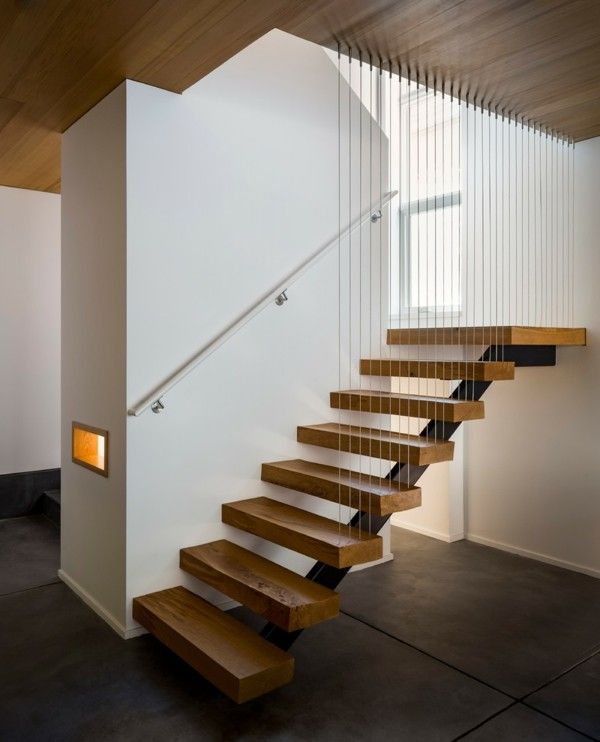 Treppen aus Holz im minimalistischen Stil