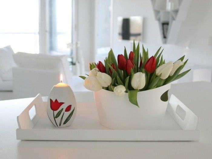 Tulpen Frühlingssymbol ganz weißes Interieur schöne Vase Kerze