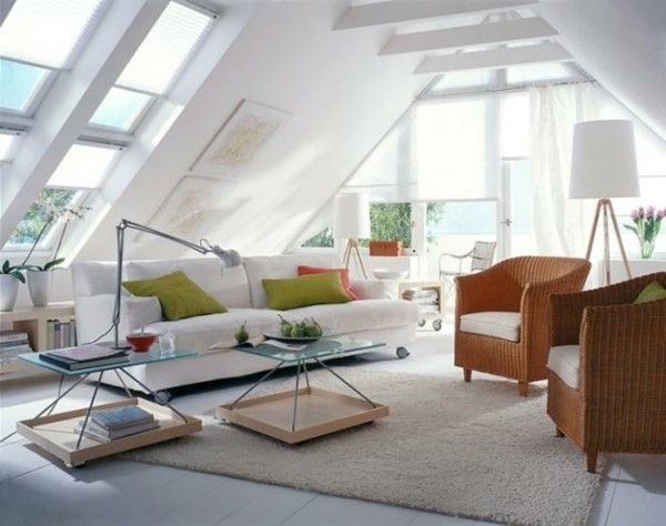Wohnzimmer auf dem Dachboden – echtes Symbol für Gemütlichkeit und Stil