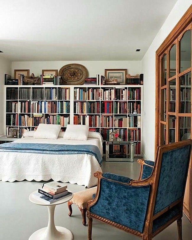 elegantes Schlafzimmer Wand zu Wand Bücherregal