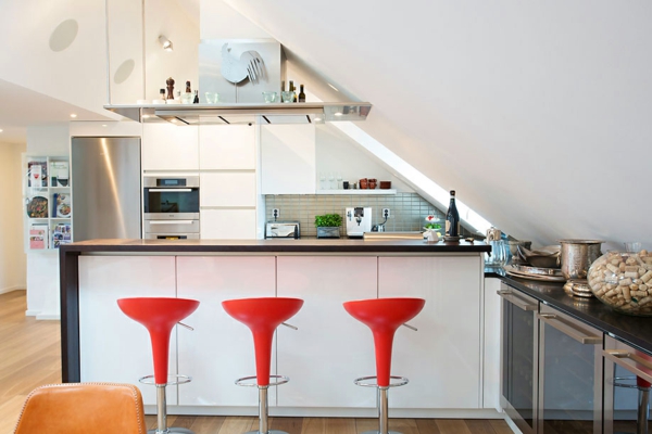 moderne Küche auf dem Dachboden rote Hocher Kücheninsel