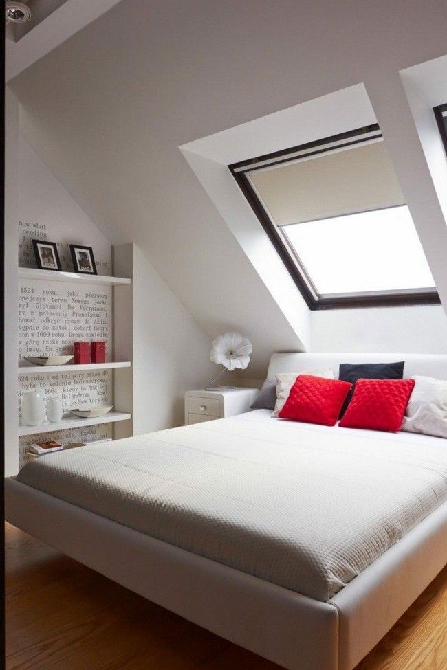weiß gestaltetes Schlafzimmer auf dem Dachboden