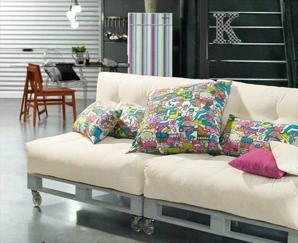 weißes Sofa aus Paletten farbenfrohe Kissen toller Hingucker