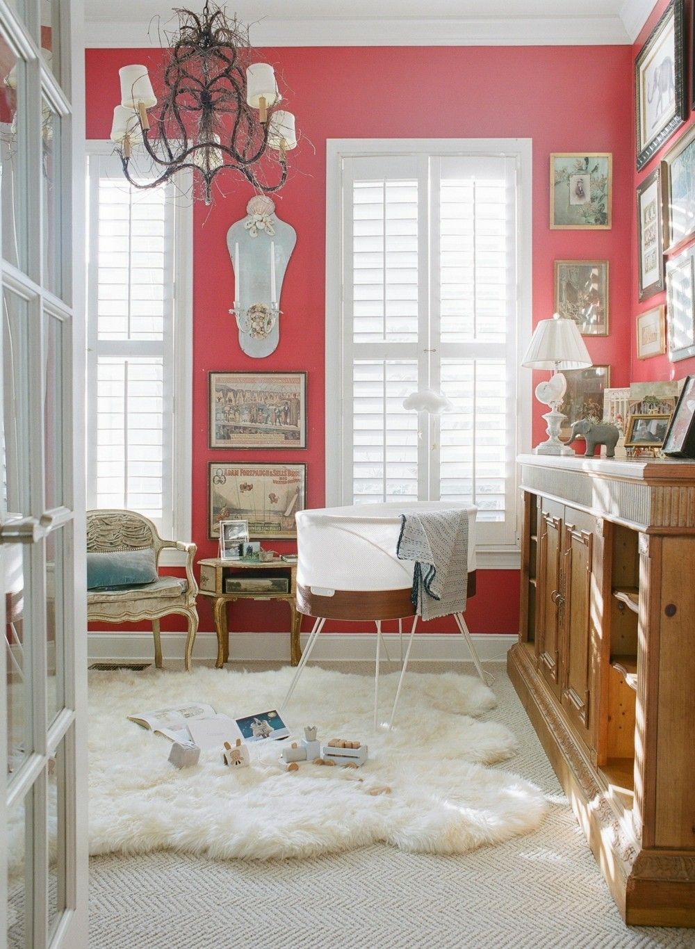 Babyzimmer einrichten gestalten orange Wandfarben kuscheliger weißer Teppich Lampe