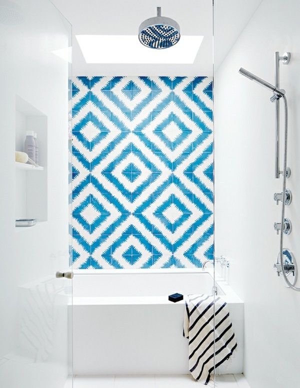 Badezimmer design Fliesenwand gemusterte Fliesen weiß blau Akzent Hingucker