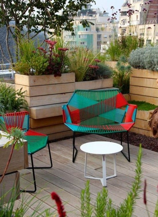 Blumen grüne Pflanzen Stühle aus Metall terrace deko ideen