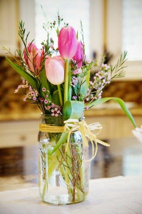 Deko Ideen mit Tulpen arrangieren in der Vasen Tulpen