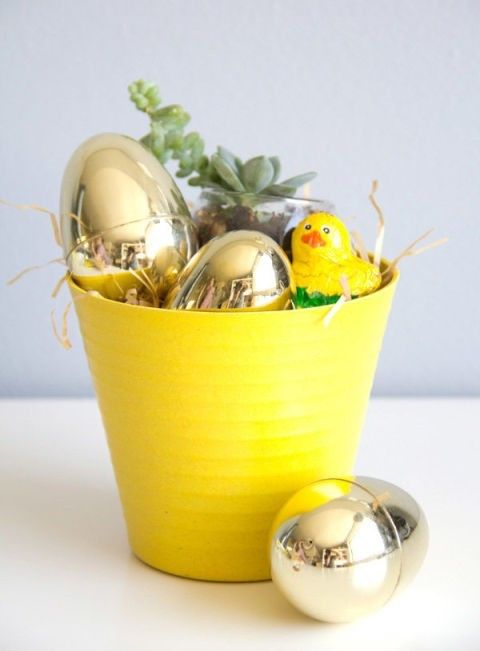 Deko Ideen zu Ostern hellgelber Plastik Blumentopf goldene Eier