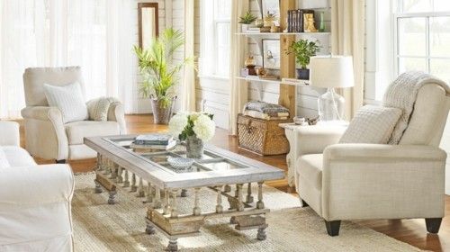 Einladendes Schlafzimmer weiße Möbel Sauberkeit Frische Zimmerpflanzen schöne Schnittblumen Vase