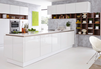 Einrichtung von Küchen in Weiß und Grau