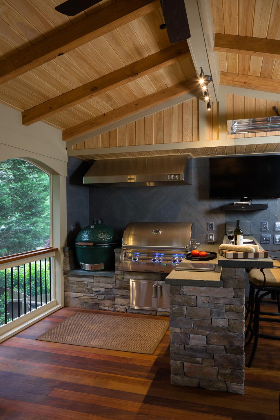 Kochen und Grillen im Freien Outdoor Küche gestalten Holz Naturstein verwenden