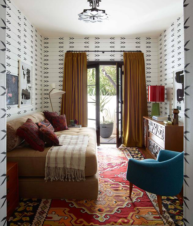 Nomadic Modern Style bunter Teppich warme gesättigte Farben Couch Lampen