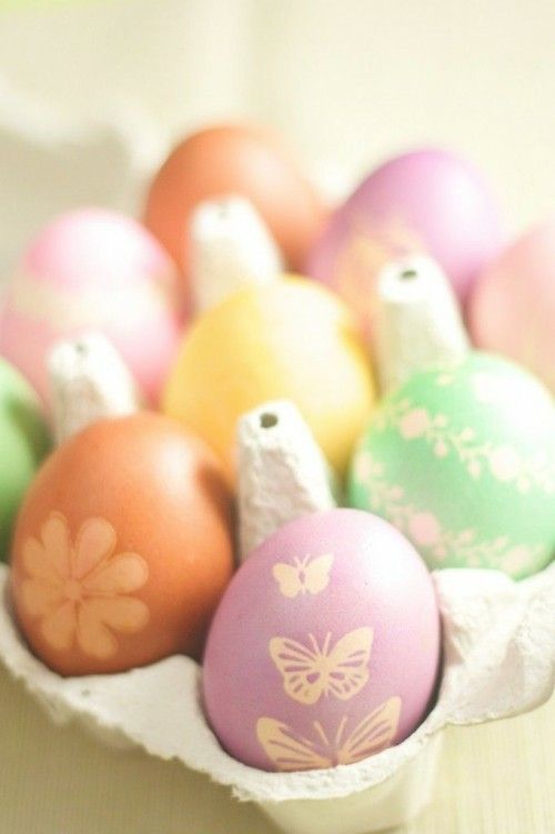 Ostereier in Pastellfarben mit Stempeln schön im Eierkarton