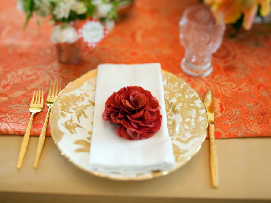 Osterfest schönes Tafelservice rote Blume romantischer Touch