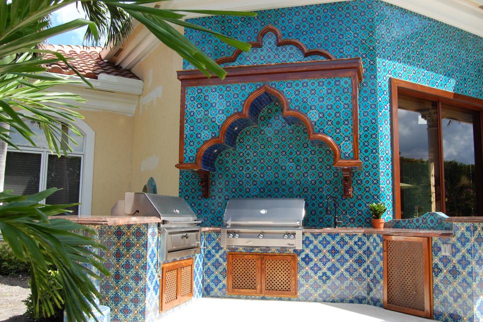 Outdoor Küche gestalten Mosaikwände blau mediterraner Stil