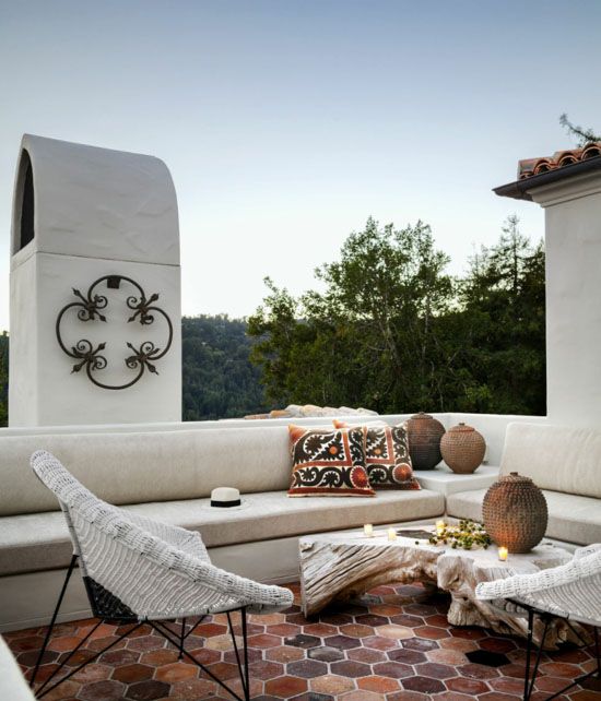 Terrasse gestalten ideen weiße Sitzmöbel Deko Kissen