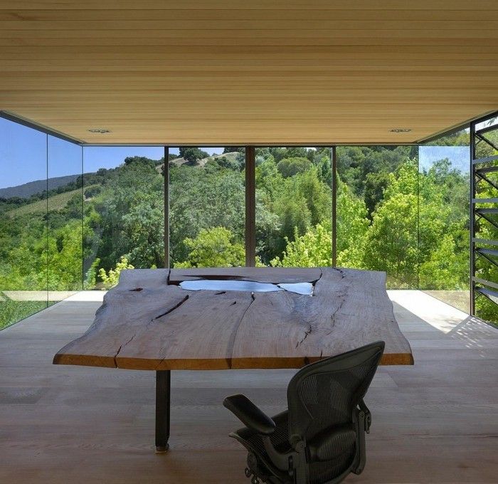 Tisch aus natürlichem Holz