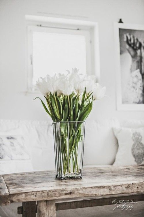 Vintage weiße Tulpen alter Holztisch