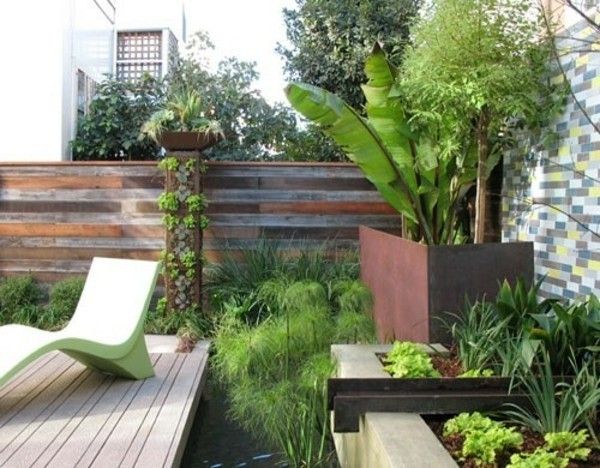 kleine Gärten wiederverwendete natürliche Elemente Holz Stahl Fliesen