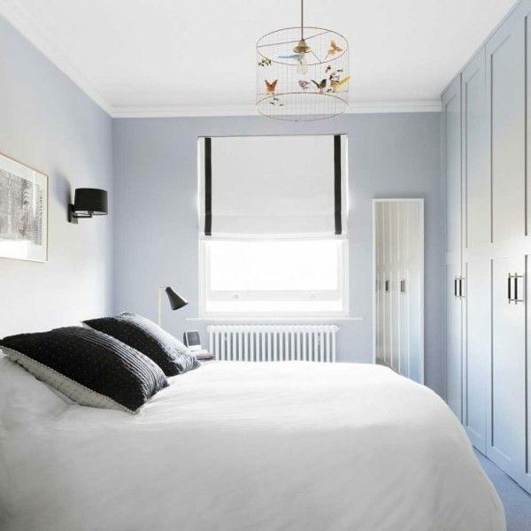 kleines Schlafzimmer einrichten Minimalismus alles in Weiß Kissen und Lampe