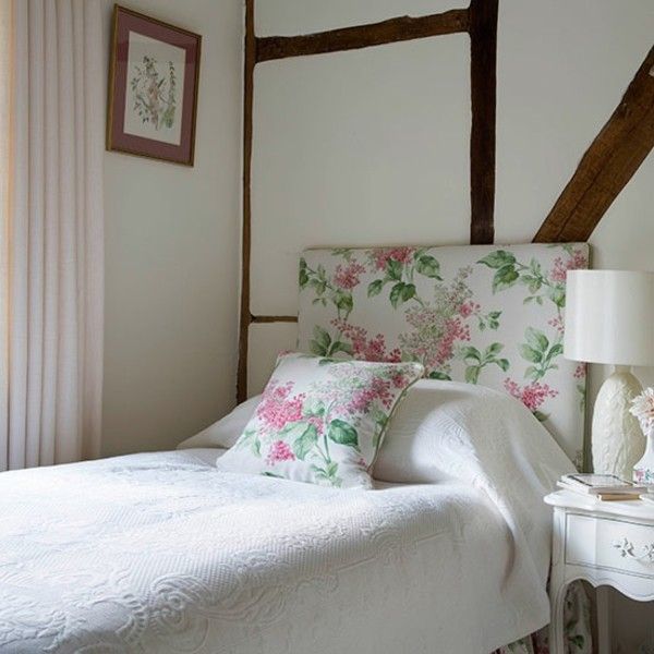 kleines Schlafzimmer gestalten weiße Bettdecke