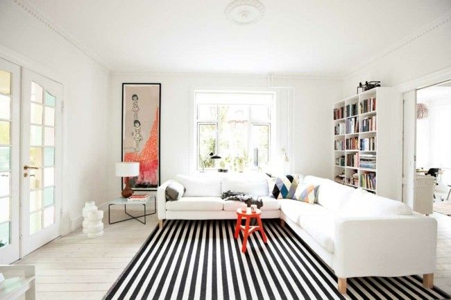 modern eingerichtetes Wohnzimmer weiße Sitzmöbel
