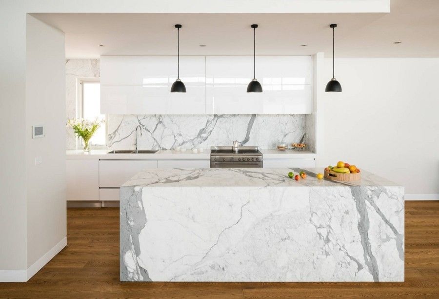 moderne Küche gestalten weiß grau Marmor Kücheninsel