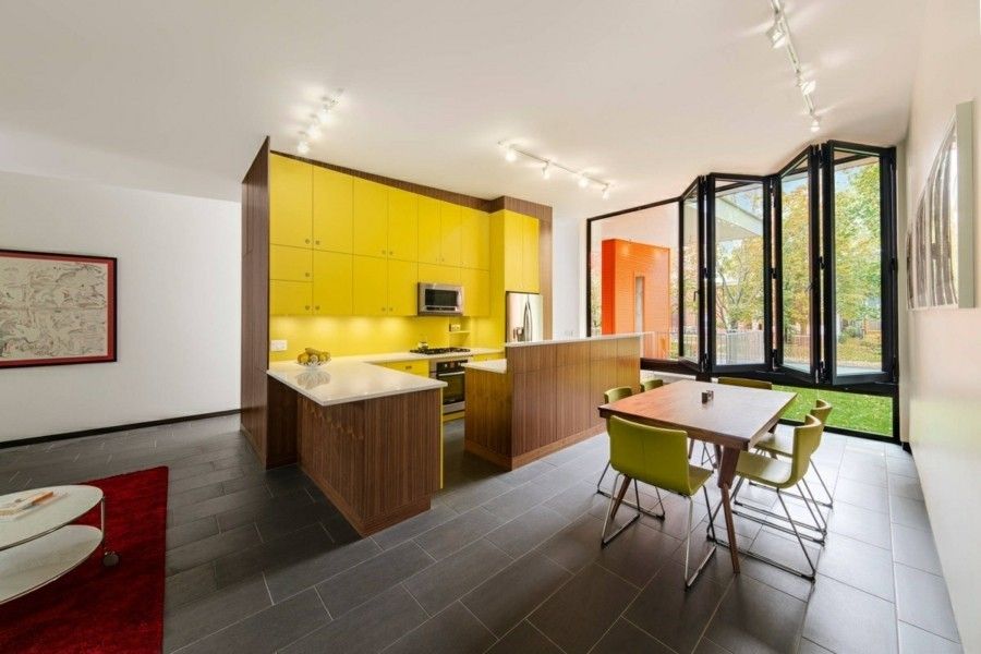 moderne Kücheneinrichtung gelbe Küchenschränke sehr schlichte Formen