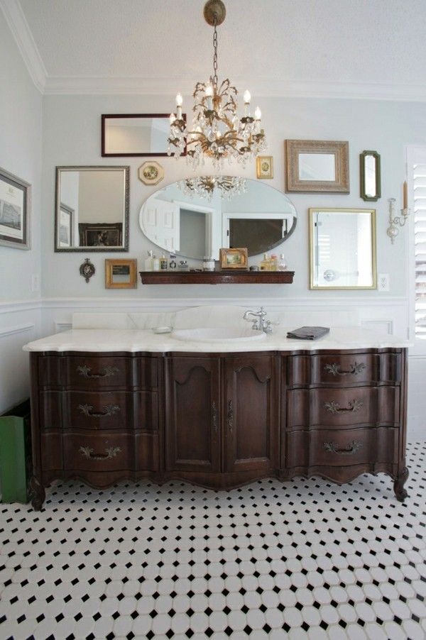 schönes Bad viele Spiegel Spiegelwand Mosaikbodenfliesen