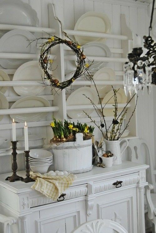 skandinavisch dekorieren zu Ostern offene Regale weißes Porzellan Osterkranz