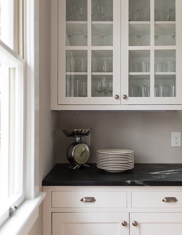 weiße Küchenschränke klassisch dunkelfarbener Speckstein