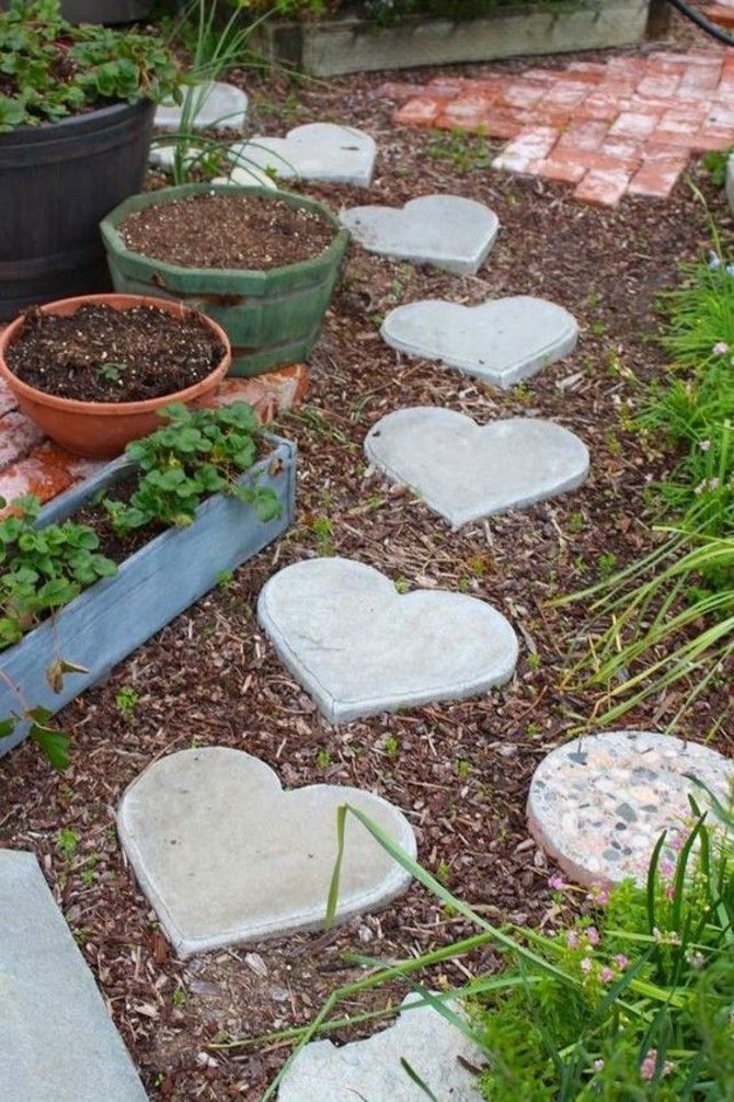 Gartenwege anlegen Herzen Steinplatten sehr ausgefallen